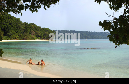 Indien-Andamanen Havelock paar auf Radha Nagar Strand Panorama Stockfoto