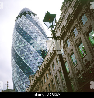 Der Swiss Re Tower gesehen von Regency Terrasse London, England, UK Stockfoto