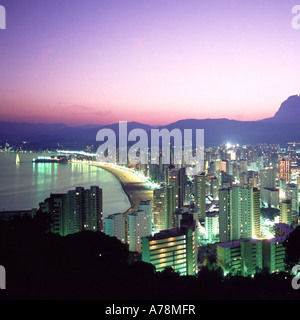 Auf der Suche nach hoch über Seaside Resort Sunset bei Dämmerung Hochhaus Küste Hotels an der Playa de Levante Strand Benidorm Alicante Costa Blanca Spanien Stockfoto