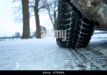 Reifen eines Autos auf Schnee bedeckten Straße Stockfoto