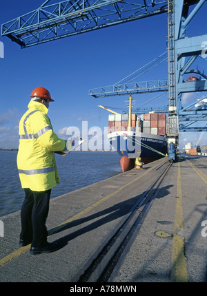 Kontrollverfahren des Vorgesetzten am Tilbury Dock während der Handhabung von Containern zum und vom festfahrenden Boxschiff-Frachter Stockfoto