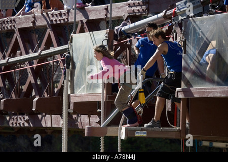 Frau springt von Kawarau Bridge Bungy Bungee Queenstown Neuseeland Südinsel Stockfoto