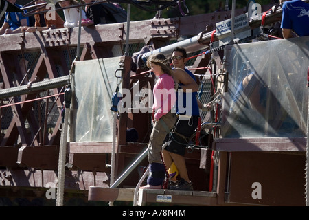 Frau, die darauf warten, von Kawarau Bridge Bungy Queenstown Neuseeland Südinsel springen Stockfoto