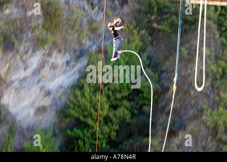 Frau springt von Kawarau Bridge Bungy Bungee Queenstown Neuseeland Südinsel Stockfoto