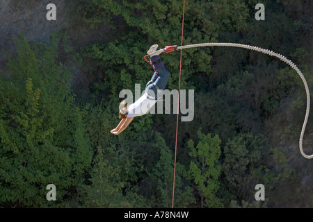 Frau von Kawarau Bridge Bungy Bungee Queenstown Neuseeland Südinsel Tauchen Stockfoto