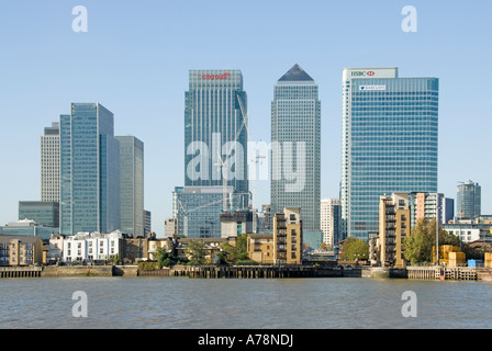 Skyline von London Docklands Fluß Themse und Canary Wharf mit älteren am Flussufer Eigenschaften Stockfoto