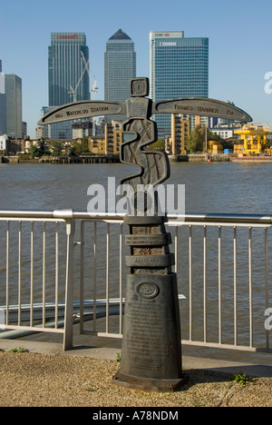 Riverside Promenade Wegweiser auf Greenwich Peninsula ist auch Teil des National Cycle Network mit Canary Wharf Skyline über Stockfoto