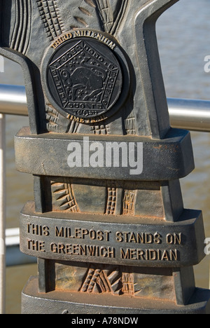 In der Nähe des Riverside milepost stehend auf Greenwich Meridian errichtet, die 2000 Millennium & Erstellung von National Cycle Network bei Greenwich GROSSBRITANNIEN Stockfoto