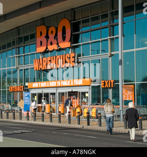 Kunden, die zu Fuß in Richtung Eingang, große B & Q tun es selbst Lager Shop im Einzelhandel shopping park Stockfoto