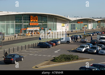 Südlondon moderne Fachmarktzentrum mit kostenloser Parkplatz gehören B & Q Lager und Gartencenter sowie Comet elektrische Speicher Stockfoto