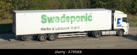 M25 Autobahn Zeichen geschrieben Swedeponic Kräuter und Salate im Topf artikuliert Anhänger & LKW Stockfoto