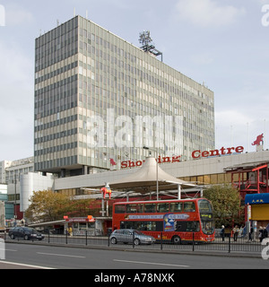 Elephant und Castle Shopping Center mit high rise Office Block & Dachterrasse equipment Southwark London England Großbritannien Stockfoto