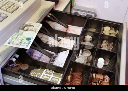 Shop öffnen bis zeigt verschiedene Sterling-Banknoten und-Münzen als auch erster Klasse Briefmarken Stockfoto