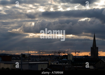 Sonnenuntergang in Dublin mit Licht bricht durch die Wolken und die Skyline der Stadt. Stockfoto