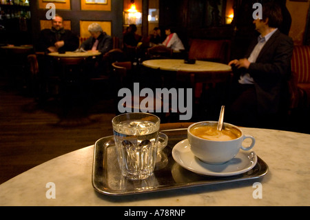 Eine Tasse Melange Kaffee Cafe Hawelka in zentrale Wien Innere Stadt Stockfoto