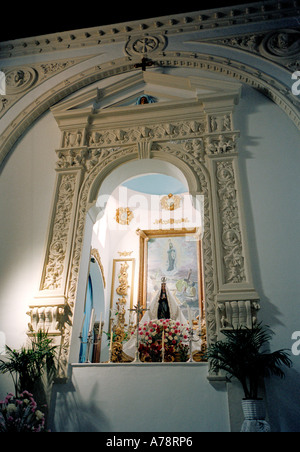 Die verhüllten Statue der Virgen de las Nieves (Jungfrau vom Schnee) in ihrer Kapelle in Torrox, Andalusien, Andalusien, Südspanien Stockfoto