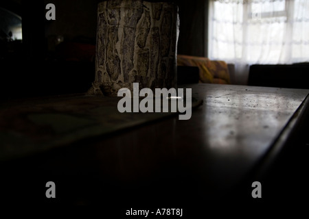 Staubige Tabelle reflektieren das Licht durch ein Fenster in einem alten Haus. Stockfoto