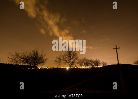 Päpstliche Kreuz in der Phoenix-Park in der Nacht mit sichtbaren Skyline von Dublin Stockfoto