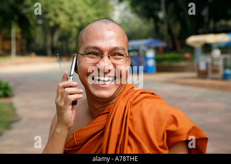 Ein lachender Mönch und sein Handy (Yangon, Birma (Myanmar) Stockfoto