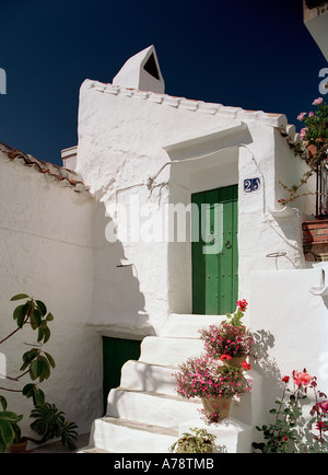 Der Eingang zu einem Haus in Salares, einem weißen andalusischen Dorf im Süden von Spanien Stockfoto