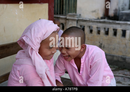 Zwei junge Nonnen haben Spaß auf dem Nonnenkloster in Sagaing Hill (Birma - Myanmar) Stockfoto