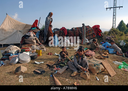 Nomadische Zigeuner Kleidung vorbereiten, in einem Dorf Berg oben Bagh Stadt Kaschmir Pakistan zu handeln. Stockfoto