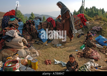 Nomadische Zigeuner Kleidung vorbereiten, in einem Dorf Berg oben Bagh Stadt Kaschmir Pakistan zu handeln. Stockfoto