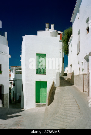 Eine sehr dünne Haus am Scheideweg in der weiß getünchten Hügel Dorf Competa, Malaga, Andalusien, Andalusien, Südspanien Stockfoto