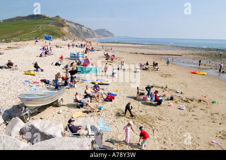 Suche entlang Großbritanniens Jurassic Strand, Charmouth Dorset in Richtung Golden Cap, Kappe gelb Hügel in der Ferne Stockfoto