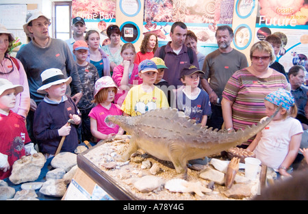 Amateur Geologen hören Führer, der die Gruppe am Strand danach in der Visitor Centre nimmt, Charmouth, Dorset, England, Großbritannien Stockfoto