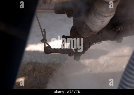 Dampf aus einem Überdruckventil entweichen an eine Zugmaschine auszulassen Stockfoto