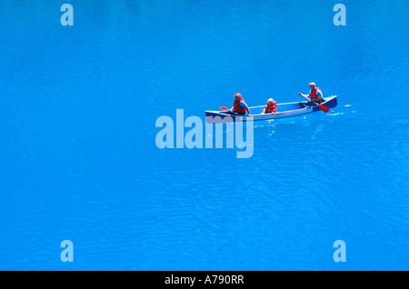 Familie im Kanu auf Moraine Lake Banff Nationalpark Stockfoto