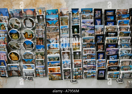 Postkarten zum Verkauf auf einem Display Rack an einem Kiosk Rom Italien Europa Stockfoto