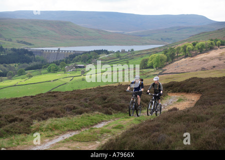 Mountainbiker Radfahren auf North York Moors, Yorkshire. VEREINIGTES KÖNIGREICH. Stockfoto