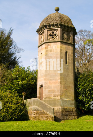 Ein Carved Stone Tower, befindet sich auf dem Anwesen von Ilam Hall YHA im Peak District, Derbyshire UK Stockfoto