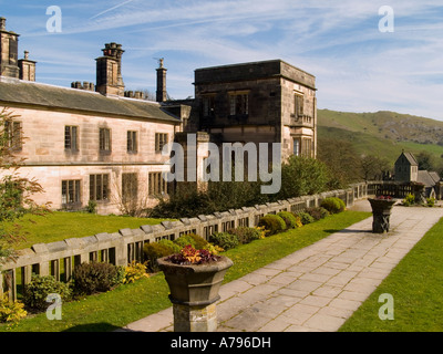 Blick auf Halle Ilam YHA und die formalen Gärten in Derbyshire, Großbritannien Stockfoto