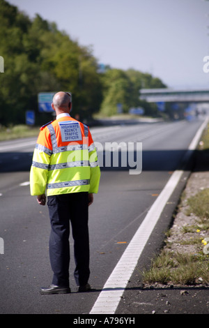 Highways Agency Verkehr Offiziere auf abgesperrten Abschnitt der Autobahn M6 nördlich von Birmingham Stockfoto