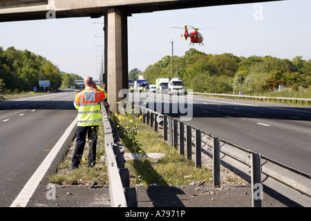 Air Ambulance Helikopter Teilnahme an RTA auf Autobahn M6 nehmen Unfall ins Krankenhaus Stockfoto