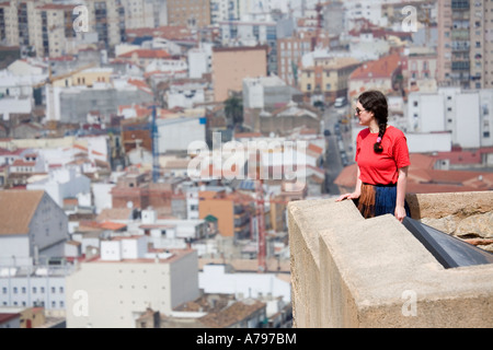 Frau Touristen betrachten von Málaga Gibralfaro Spanien Stockfoto