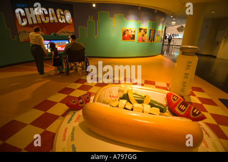 CHICAGO Illinois Interieur der Chicago Historical Society Museum Mann im Rollstuhl gefüllte Riesen Hot Dog mit Gewürzen Stockfoto