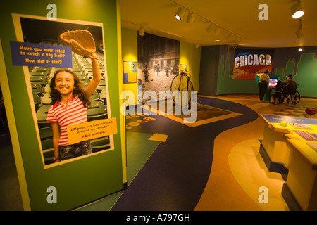 CHICAGO Illinois Interieur der Chicago Historical Society Museum Kinder Abschnitt Mann im Rollstuhl alten altmodischen Fahrrad Stockfoto