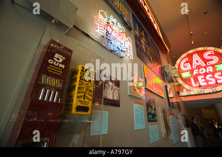 CHICAGO Illinois Interieur der Chicago Historical Society Museum Gas für weniger Neon Schild Lobby ausstellen Stockfoto