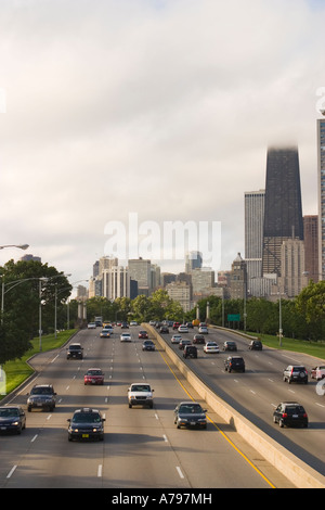 CHICAGO Illinois Verkehr auf Lake Shore Drive in den frühen Morgenstunden niedrigen Wolken Hancock Gebäude Stockfoto