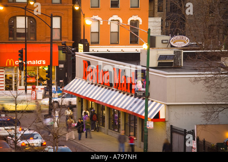 CHICAGO Illinois Boston Market und McDonalds Restaurants auf North Avenue Old Town Nachbarschaft Verkehr auf Straße Stockfoto