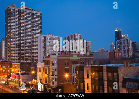 CHICAGO Illinois Unternehmen und Geschäfte entlang der North Avenue in der Abenddämmerung Hancock Gebäude und Hochhäuser Ansicht von der Nordseite Stockfoto