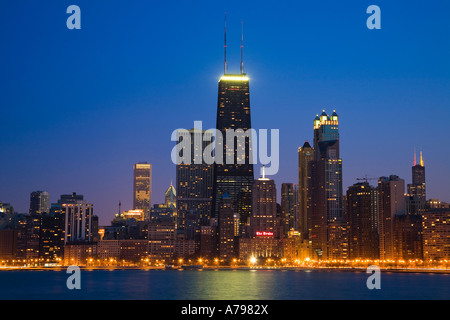 Skyline von CHICAGO Illinois Downtown angesehen vom Nordstrand Allee nachts Hancock Gebäude und andere Hochhäuser Stockfoto