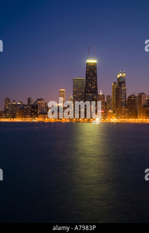Skyline von CHICAGO Illinois Downtown angesehen vom Nordstrand Allee nachts Hancock Gebäude und andere Hochhäuser Stockfoto