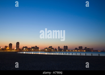 CHICAGO Illinois Küstenlinie am North Avenue Beach bei Nacht Hochhäuser entlang der Küste in Ferne Lake Michigan Stockfoto