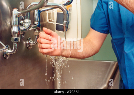 Chirurgische Händewaschen Stockfoto