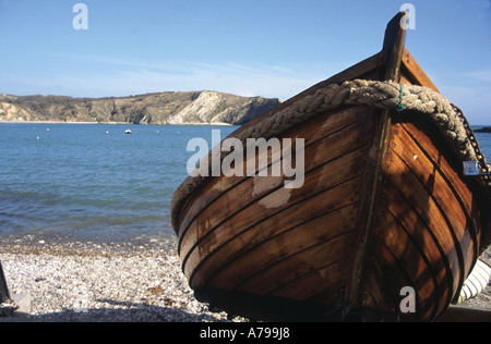 Angelboot/Fischerboot an Lulworth Cove Dorset in England mit den fossilen Wald Klippen in der Ferne Stockfoto